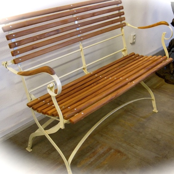 Gartenbank Großmutter, Teakholz mit Armlehnen, Nostalgie Gartenmöbel, klappbar