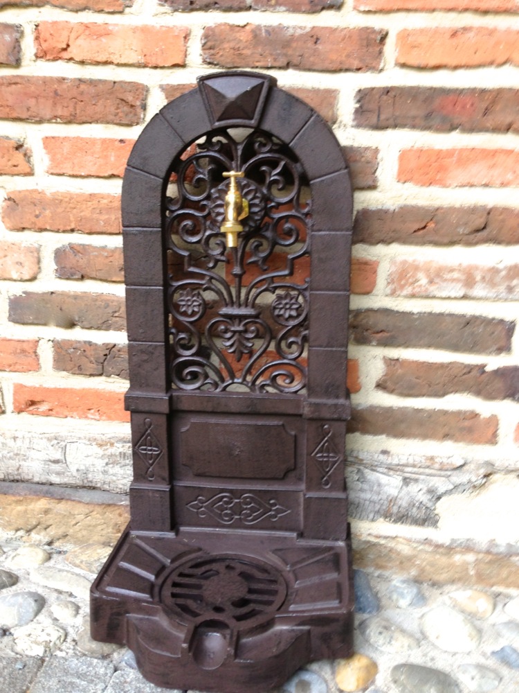 Wasserzapfstelle wie antiker Stehbrunnen, Gartenbrunnen mit Messing Wasserhahn