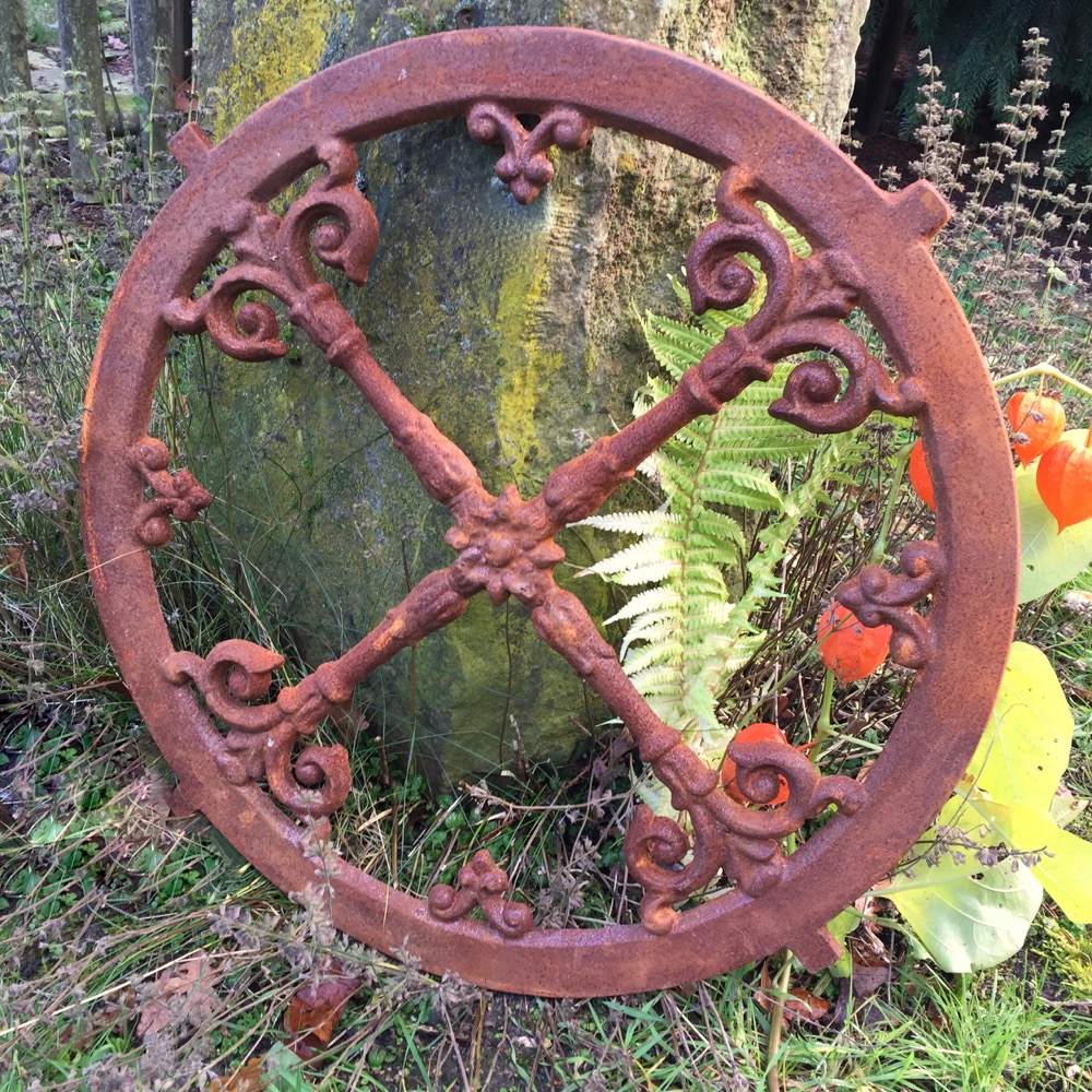 Giebel Fenster rund - Nostalgie Stall - Rundes Antik Fenster Eisenfenster