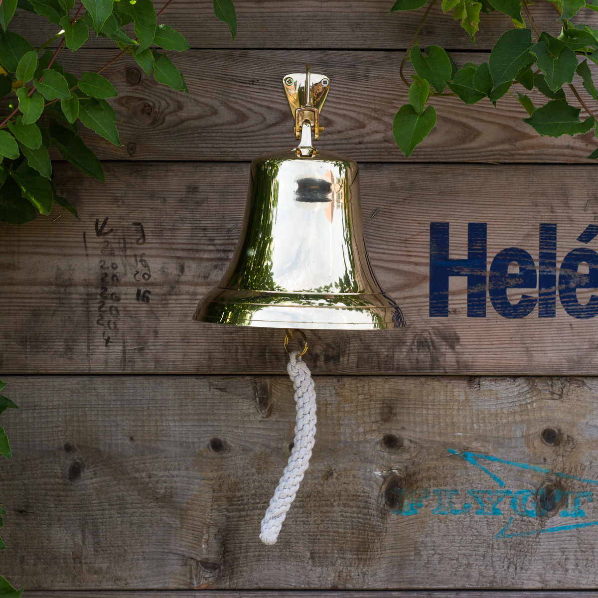 Glocke mit sehr markantem Klang, historisches Modell im hochglänzendem Messing