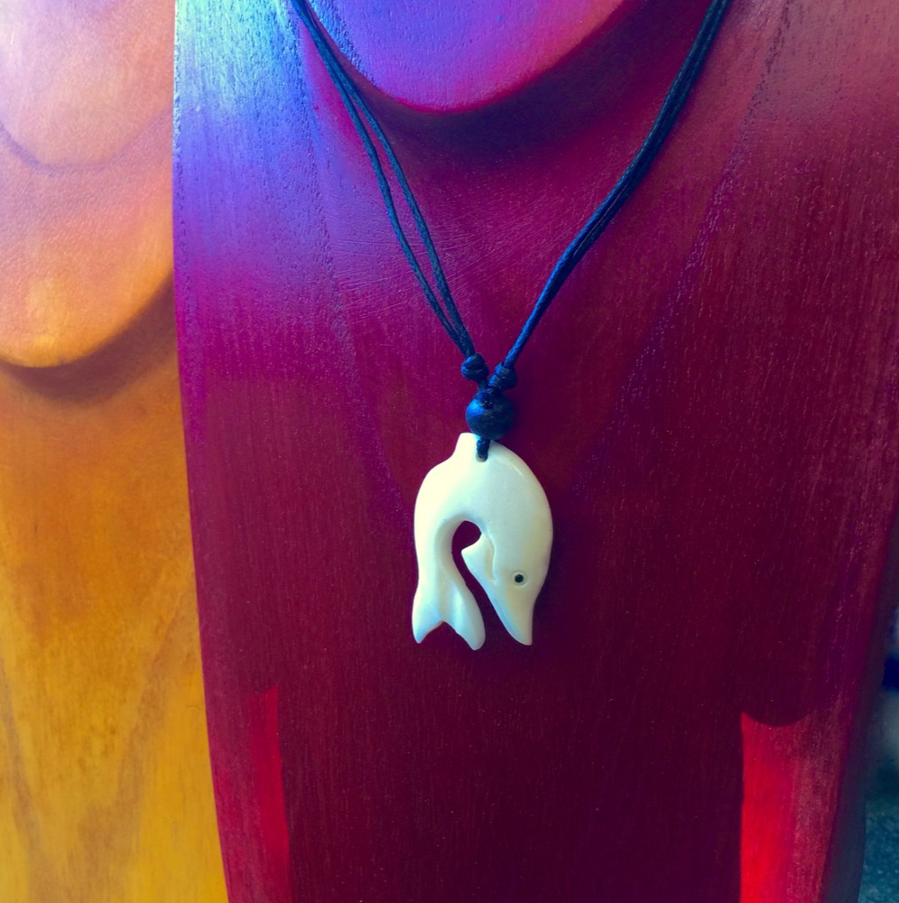 Halskette mit Delphin handgeschnitzt, Surfer Schmuck, Freundschaftskette, Kette
