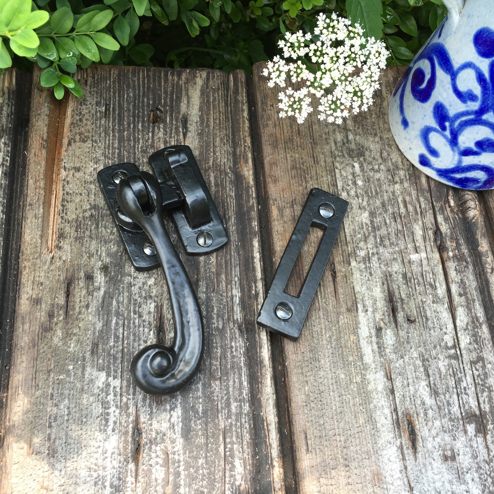Verriegelung - Türsicherung antik Verschluss mit Fallhaken - Sturmhaken mit Öse