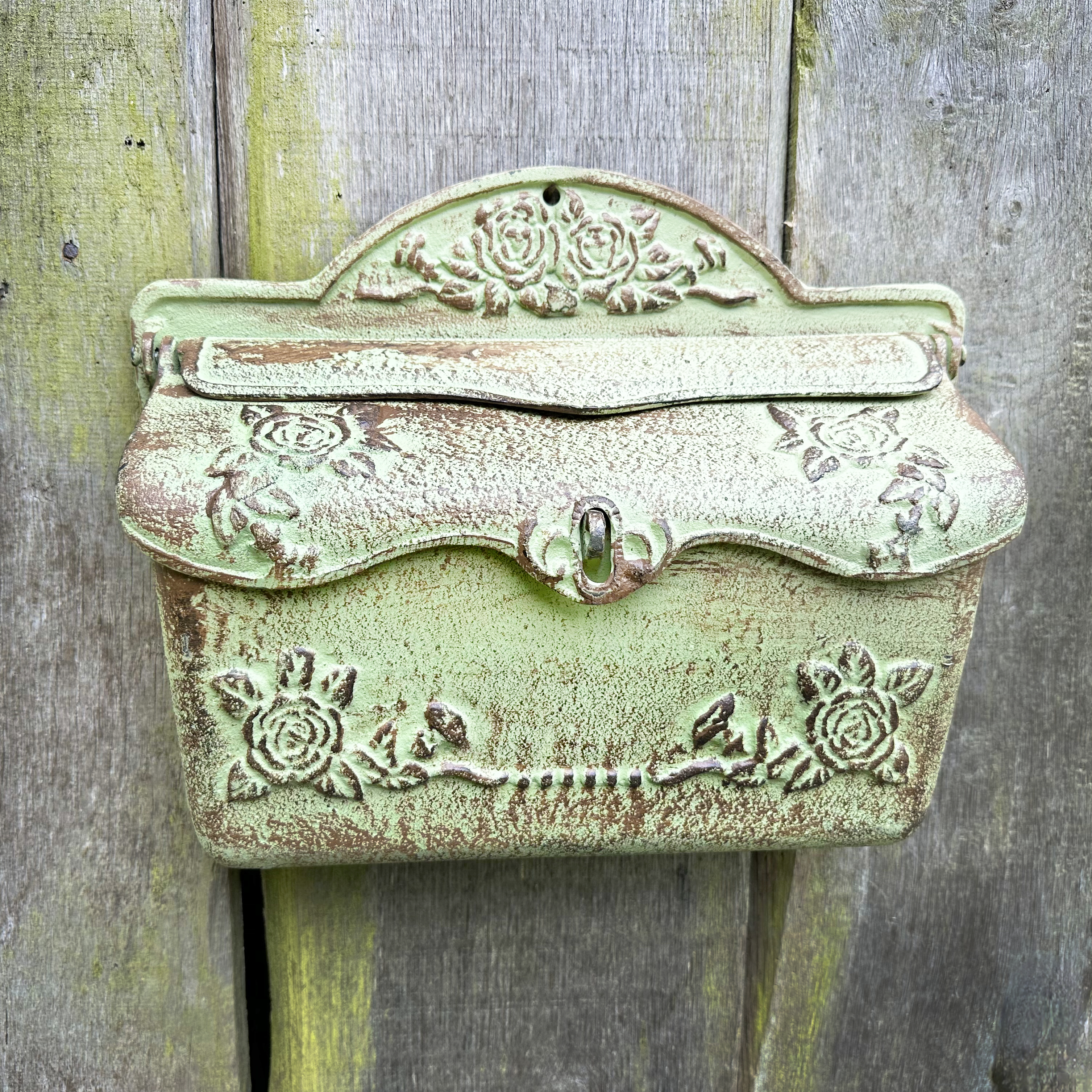 Wand-Briefkasten aus Eisen wie antiker Postkasten, Nostalgie im Landhausstil