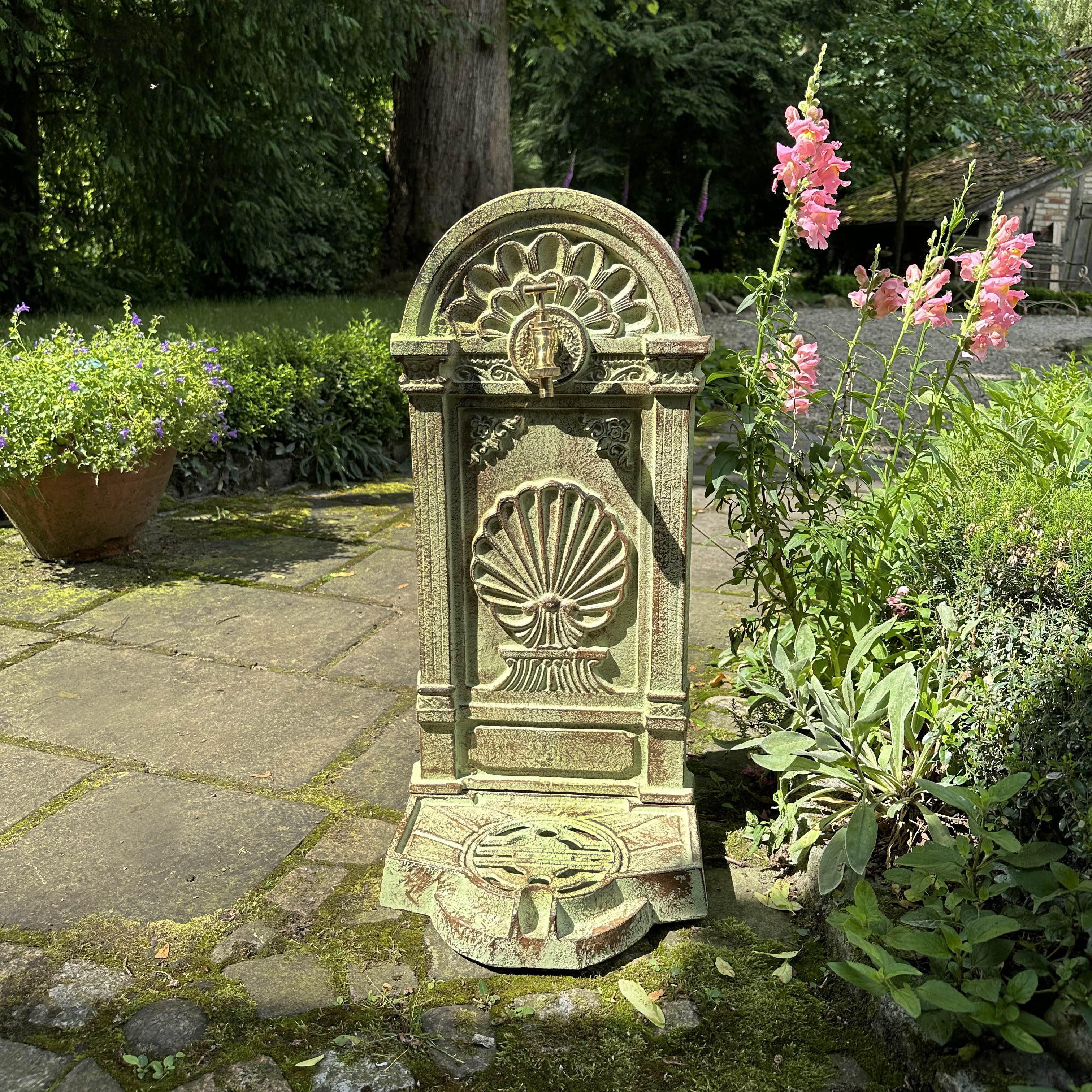 Nostalgie Gartenbrunnen - Brunnen mit Wasserhahn - Stehbrunnen im Landhausstil