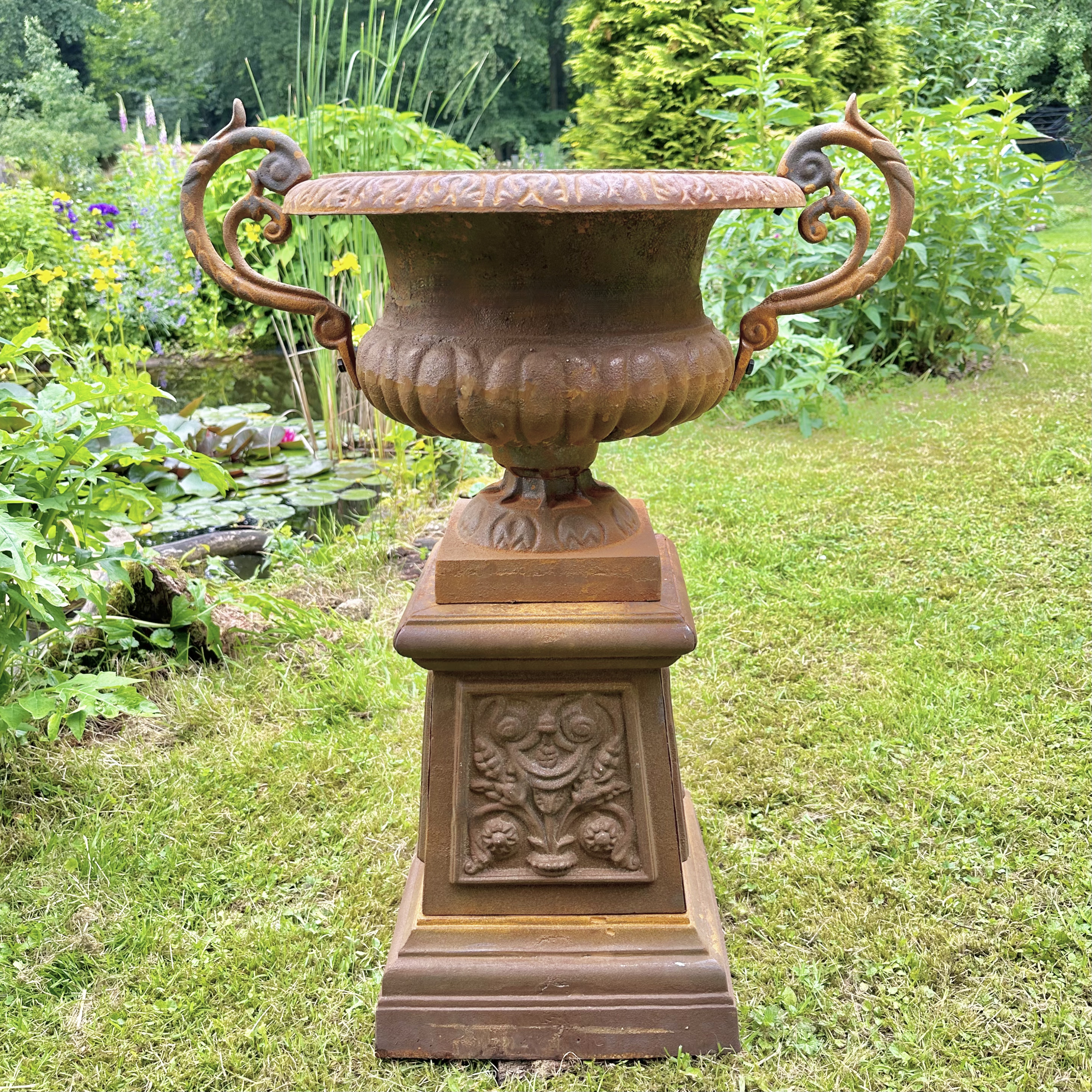 Große Amphore, eindrucksvoller Pflanzkübel Rost, für Terrasse und Garten