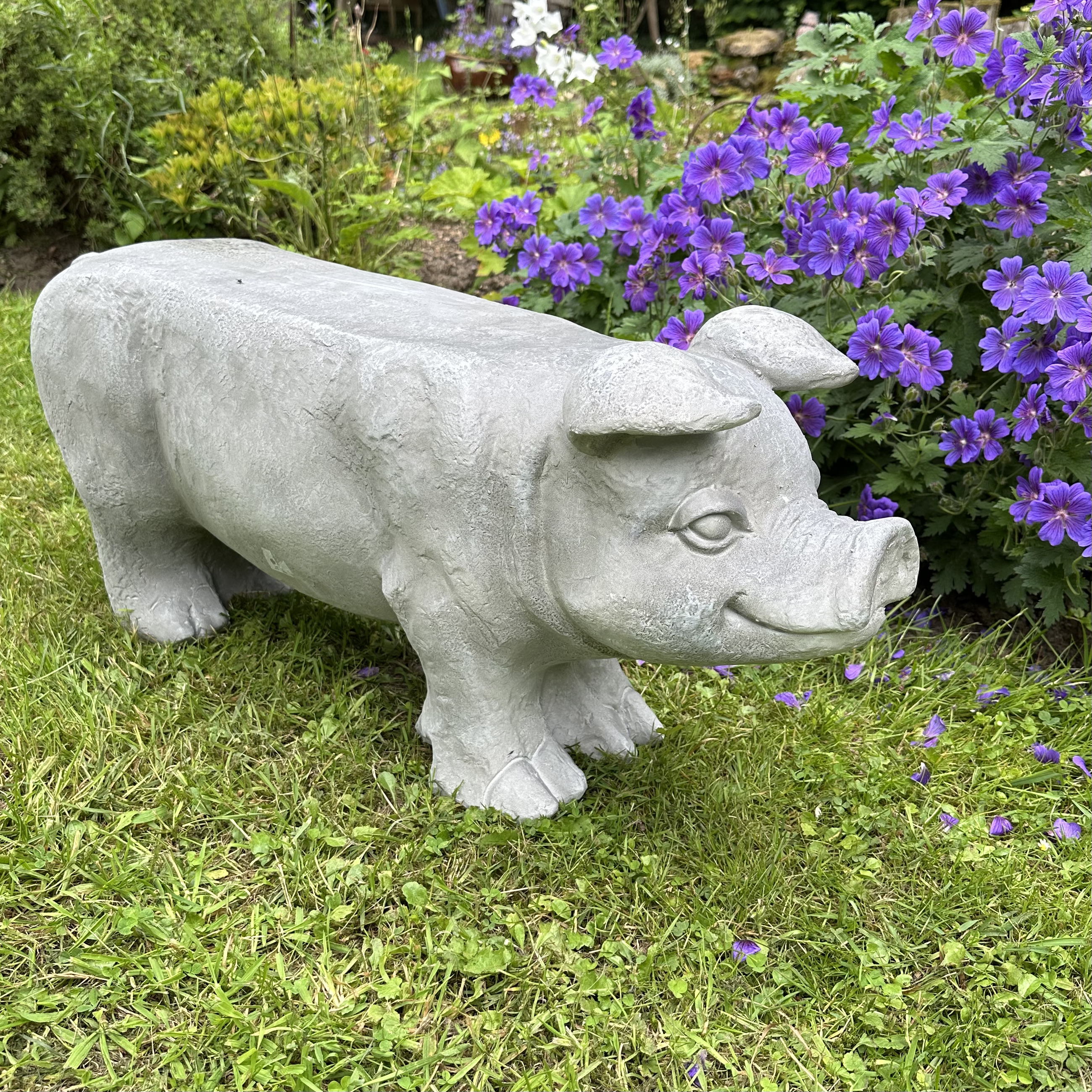 Dekorative Schweineskulptur, Schwein als Bank, Eisen, Steinlook, Grau