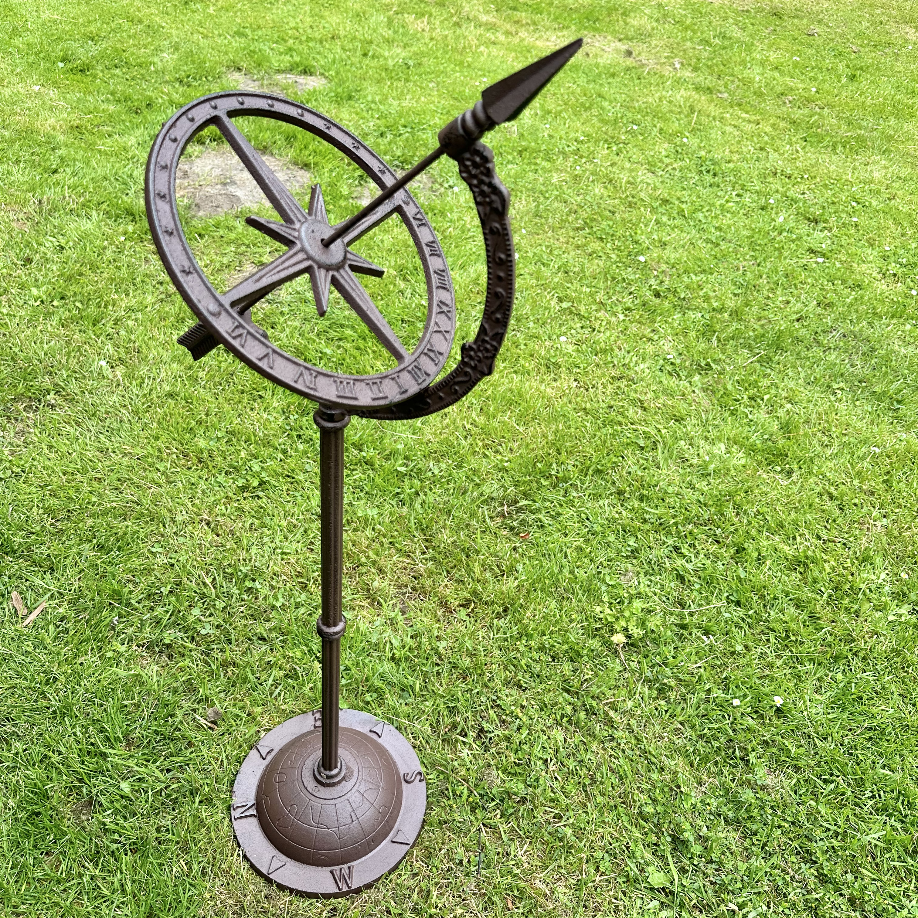 Sonnenuhr aus Gusseisen, braun, dekorative Standuhr für Terrasse und Garten