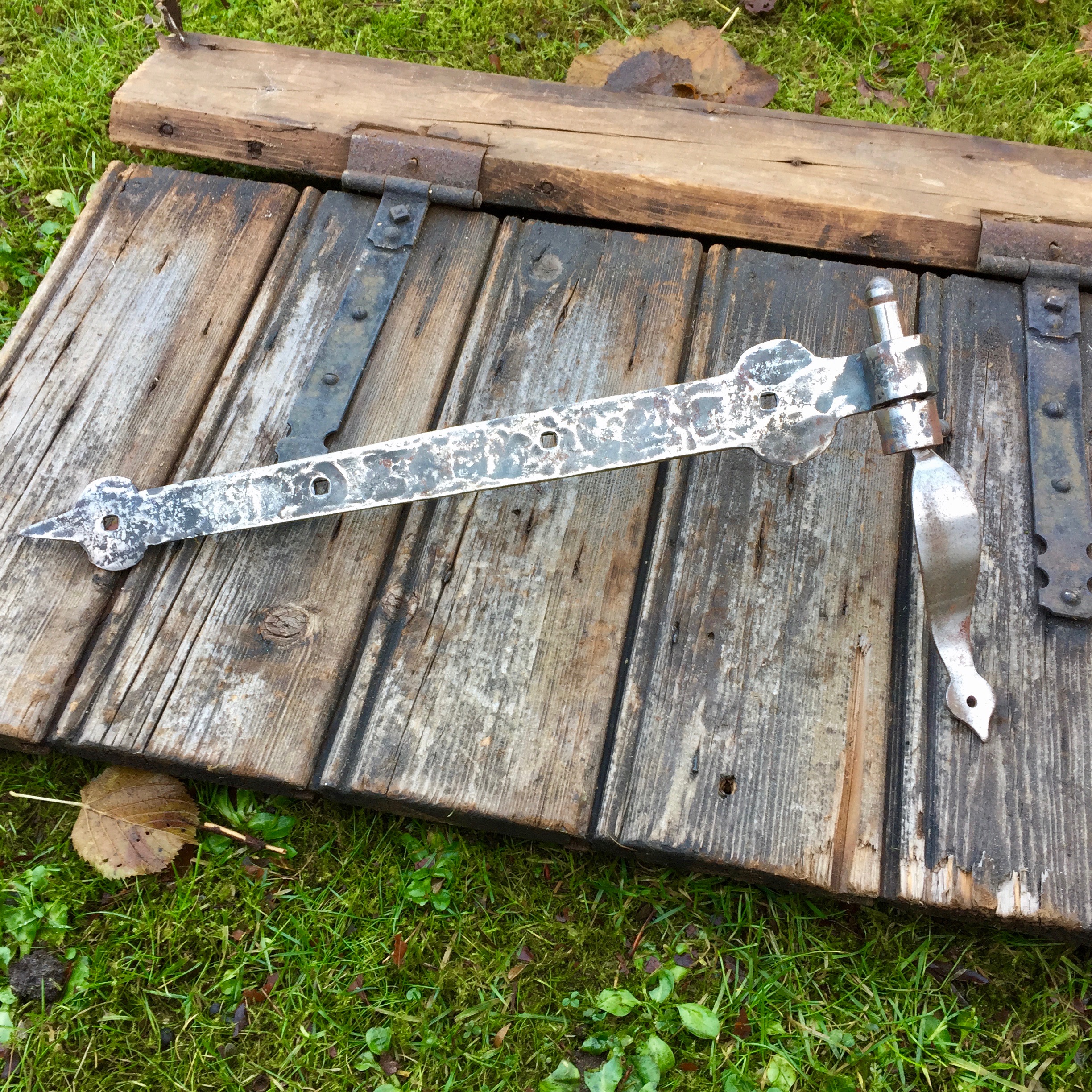 Antik geschmiedetes Langband, Torband Ladenband mit Kloben 42 cm Handarbeit