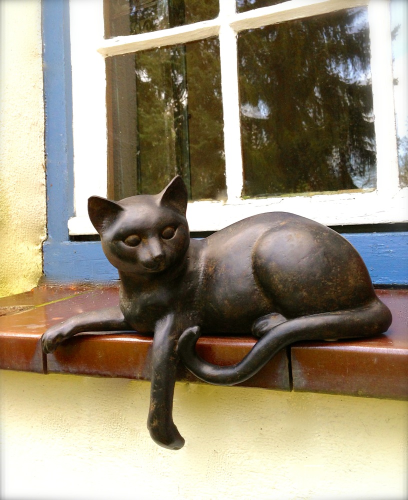 Skulptur Katze, lebendige Tierfiguren, liegendes Kätzchen für Fensterbank Deko
