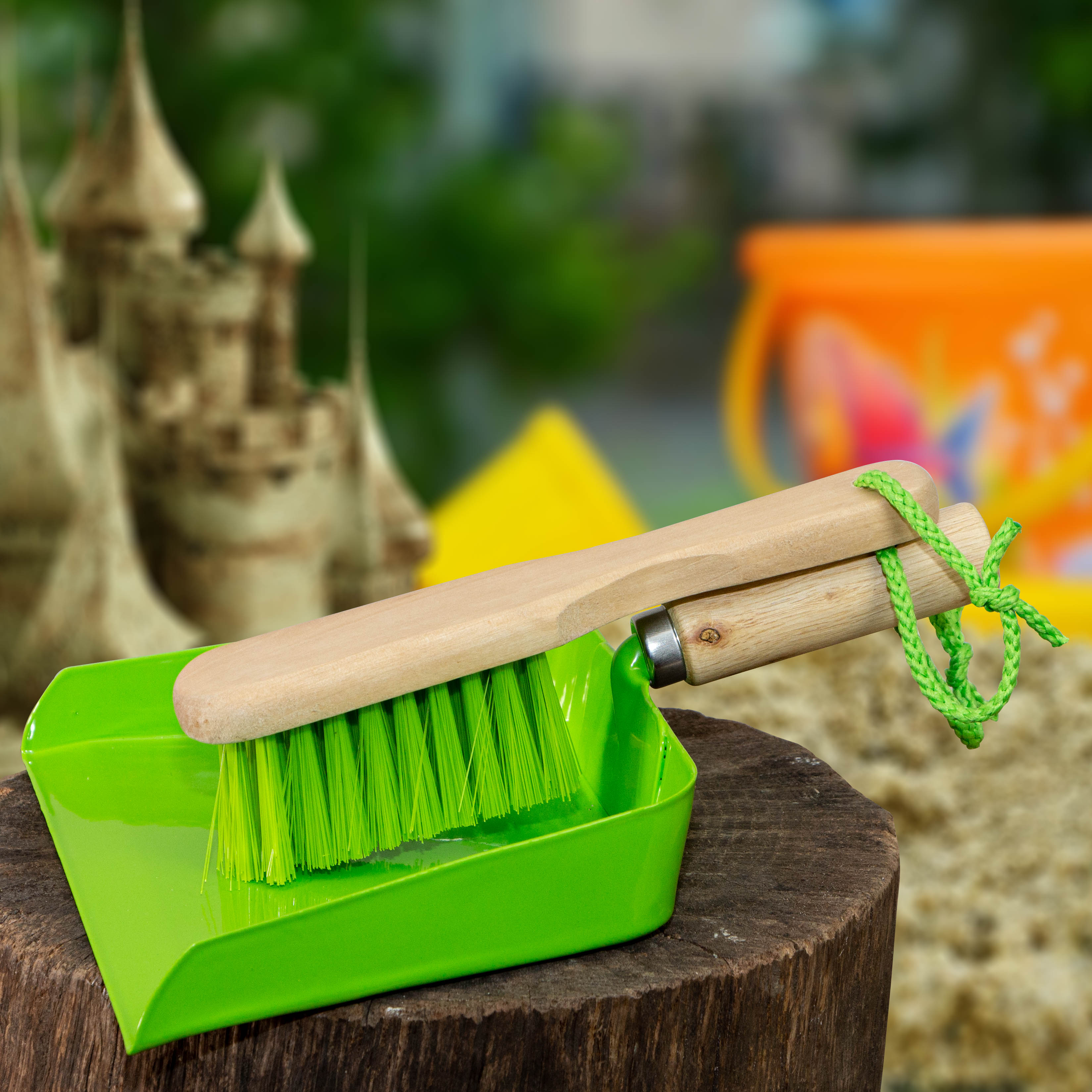 Kinder-Kehrblech & Besen als Gartengerät, Nylonhandfeger mit Holzgriff, Grün