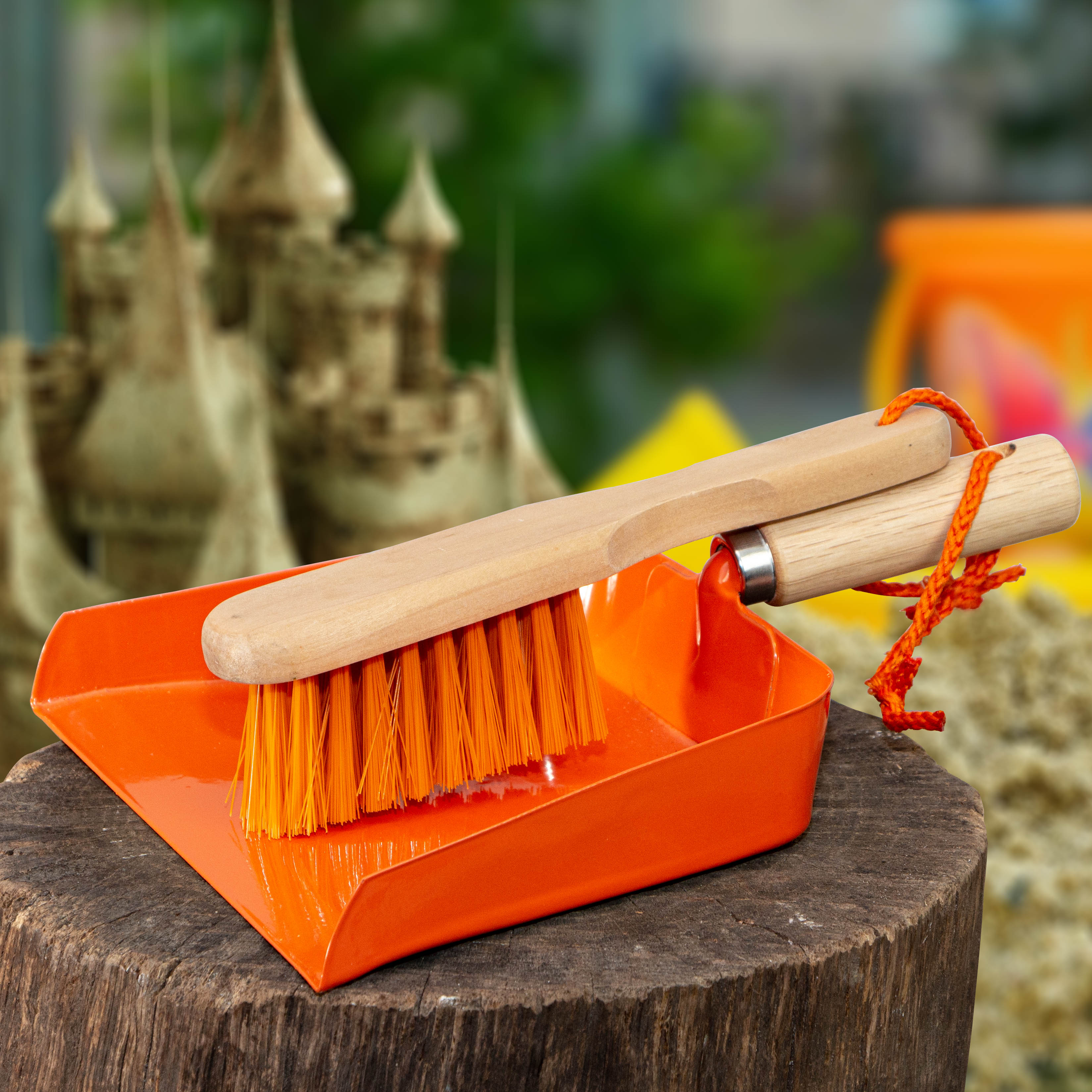 Kinder-Kehrblech & Besen als Gartengerät, Nylonhandfeger mit Holzgriff, Orange