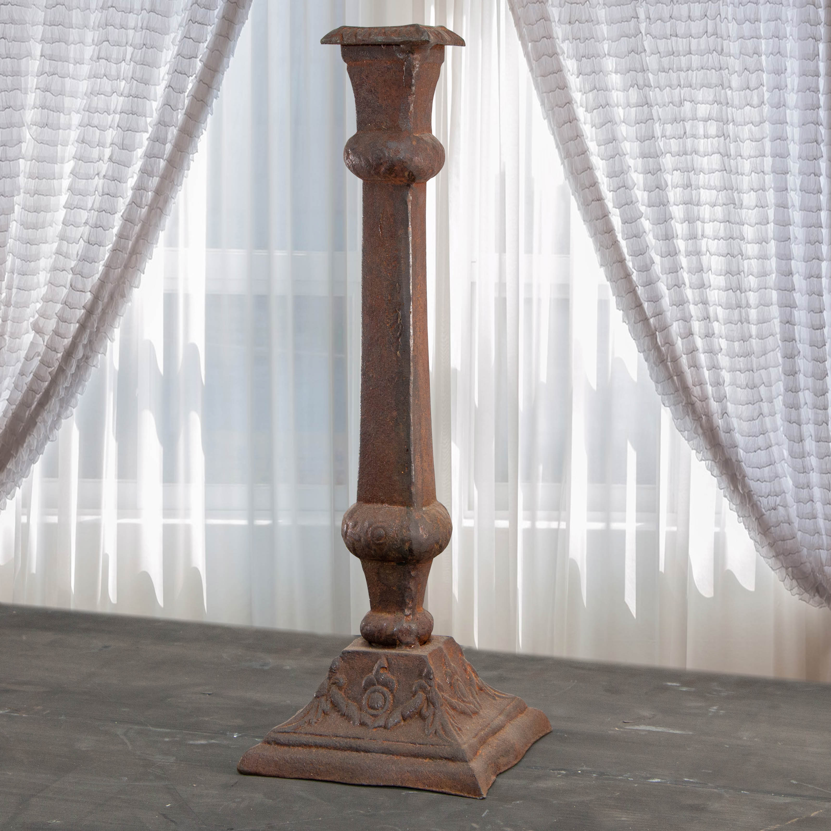 Kerzenhalter, für eine Kerze, Gusseisen, rostig, Dekoration