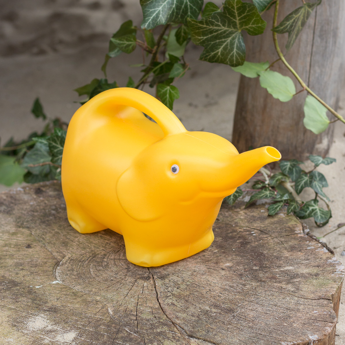 Gelber Elefant als Blumengießkanne, Kindergießkanne, Kanne für Sandkasten