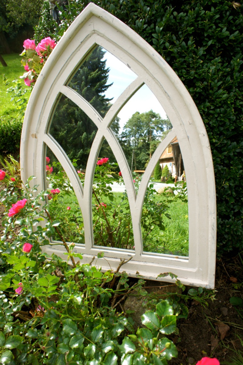 Spiegel, Spiegelfenster mit gothischem Holzrahmen in antik Weiß, Wandspiegel