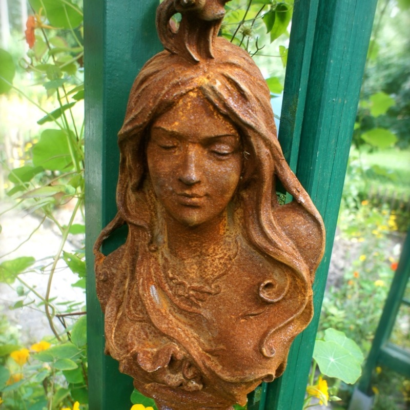 Wand/Garten Dekoration Jugendstil -schöner Eisen Frauenkopf der Jahrhundertwende