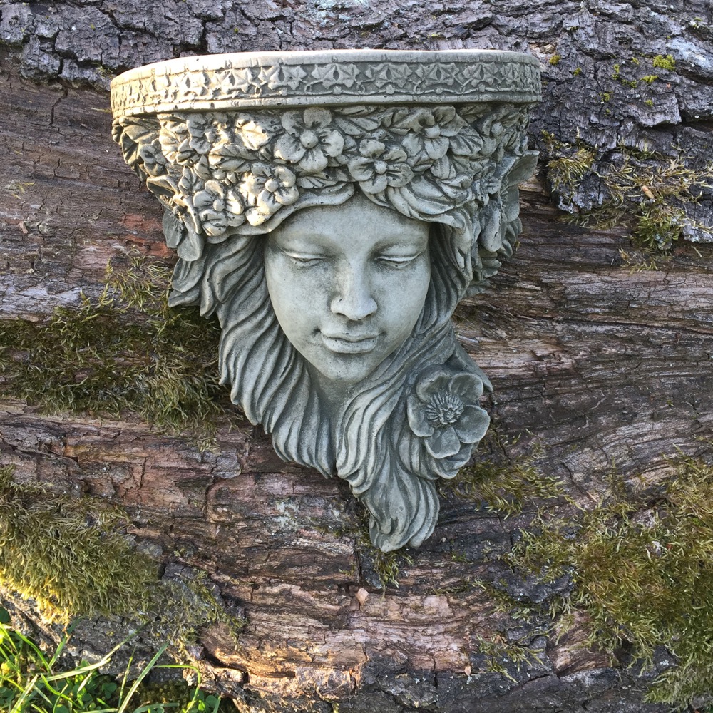 Traumhaft lebendig wirkende Wanddekoration Konsole Frauenkopf Skulpturen Garten