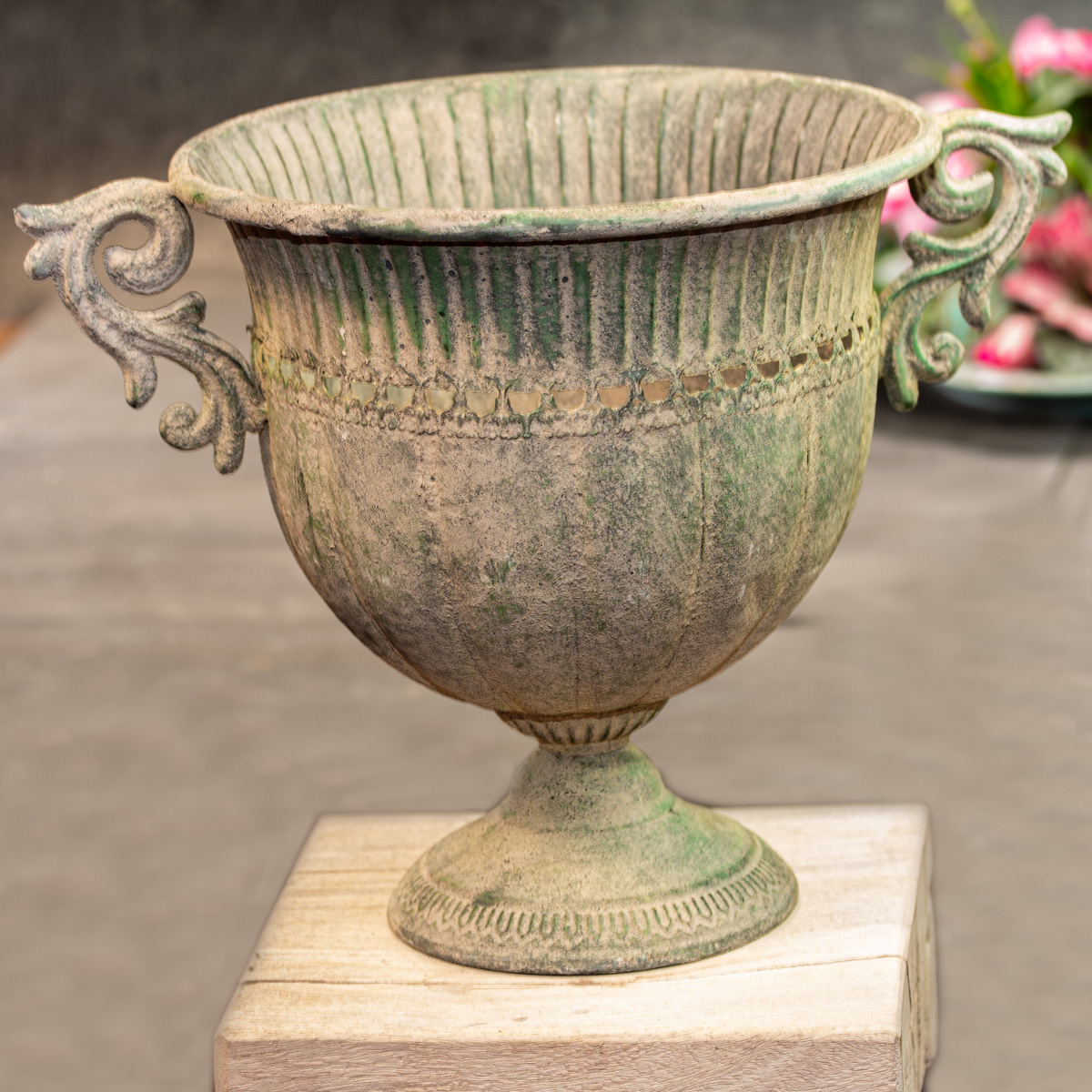 Französische Vase aus Eisen, Rund, Shabby Look, Blumenvase, Gartendeko