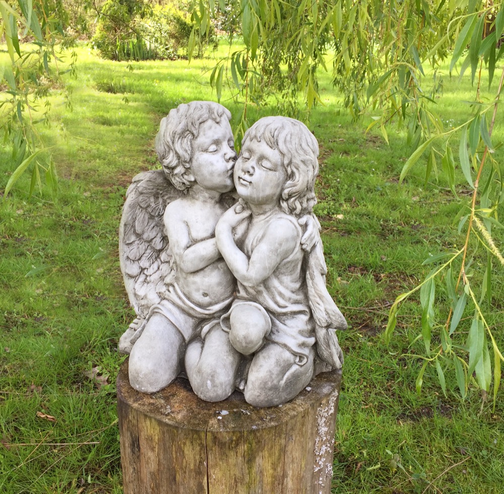 Zwei Engel Dekoration Garten - frostfeste Skulpturen aus Steinguss- Grabschmuck