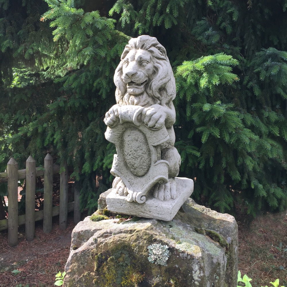 Löwe mit Wappen - Figur Mauerpfeiler Skulpturen Garten Figuren Stein Wappenlöwe