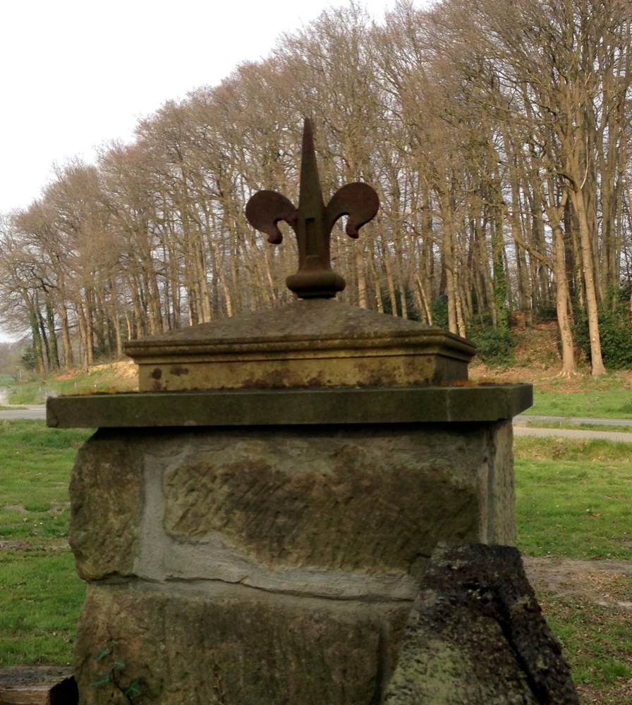 Mauerkrone, Pfosten Krone, Ornament Lilie, Spitze Mauerlilie Pfeiler-Dekoration