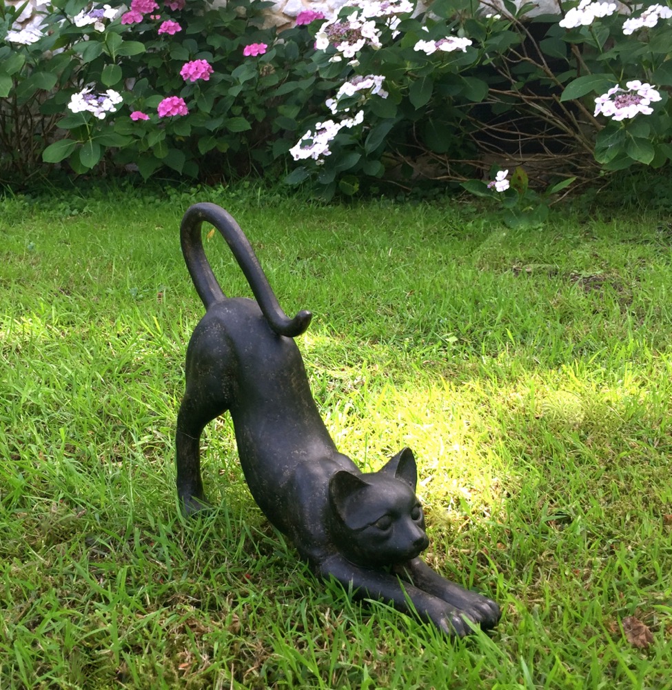 Kätzchen reckt sich niedliche Katze, Dekoration Fenster, Garten Deko Tierfiguren