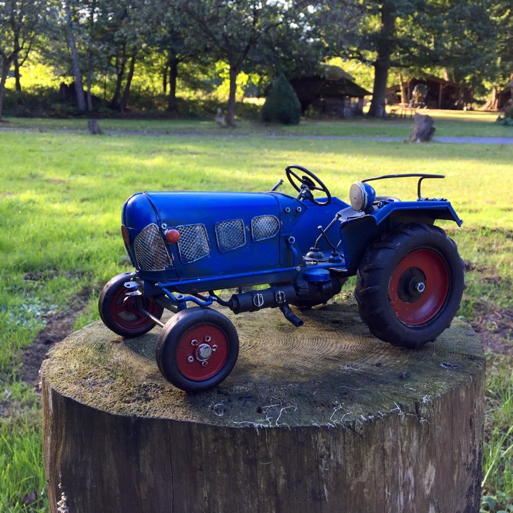 Oldtimer Traktor - ländliche Dekoration Blechspielzeug alter Trecker Blech blau