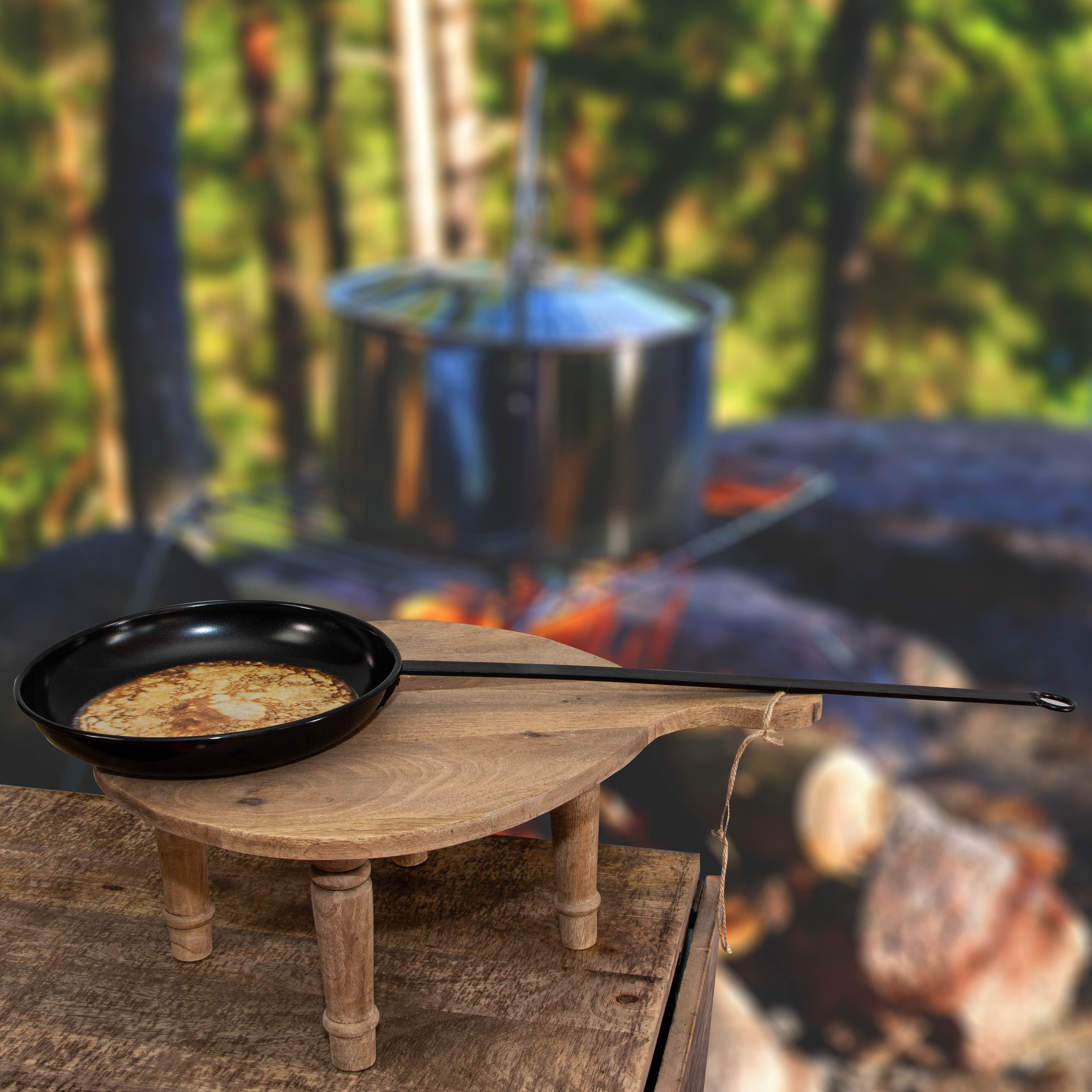 Pfanne für Pfannkuchen, Pfannkuchen auf Feuer - Pfannkuchen rösten