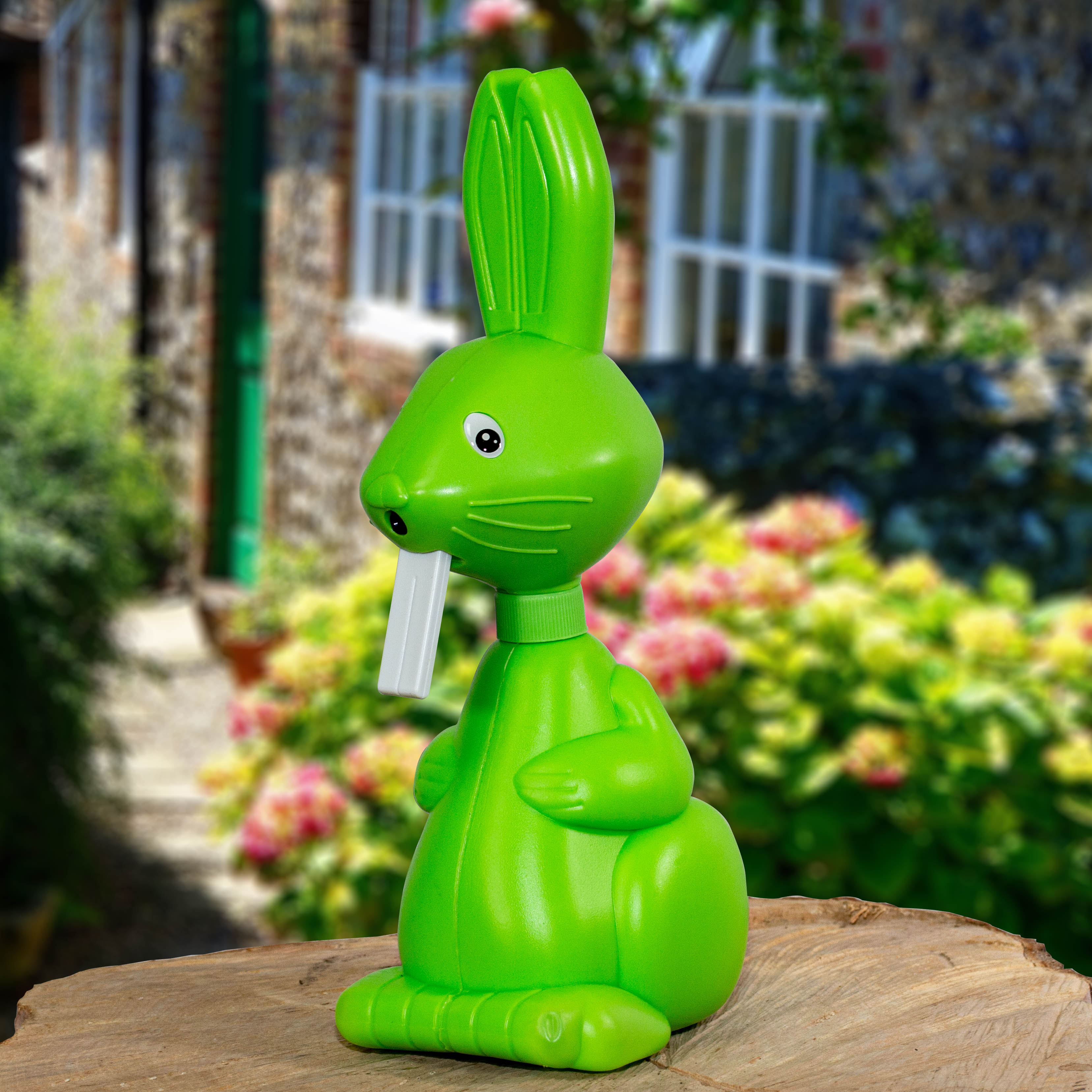 Hops der Hase als Kinder Blumenspritze,in Grün, Spaß für den Sandkasten