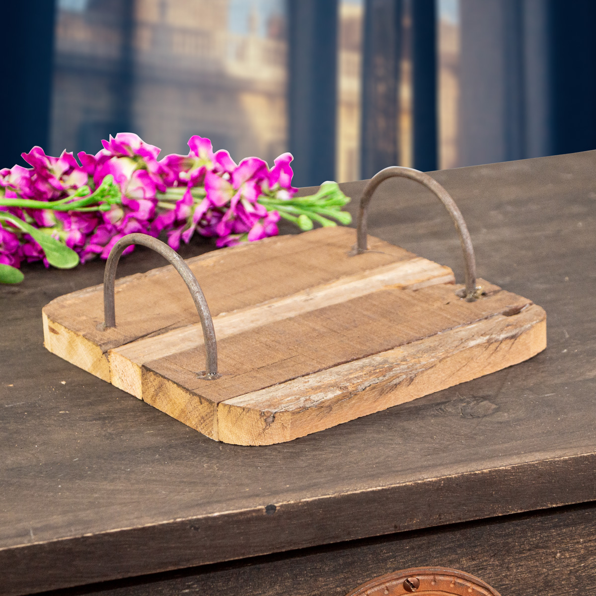 Rustikales Holzbrett mit Metallgriffen, Präsentation Dekoration - 20,0x20,0cm