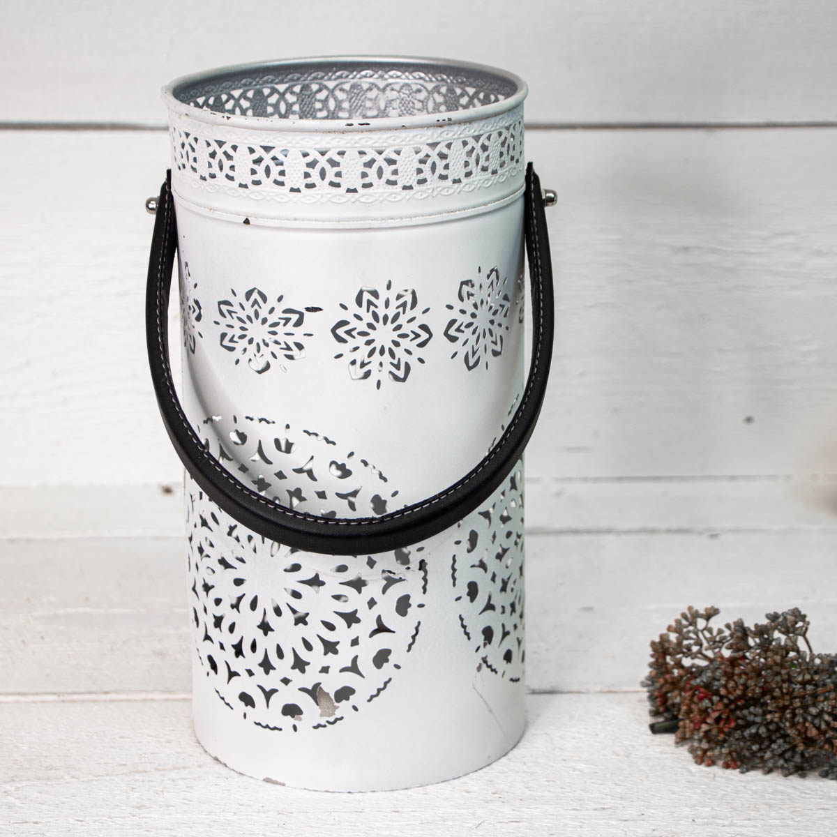 Weiße Eisenlaterne - Dekorative Tischlaterne mit Lichtzaubermuster, H.27cm