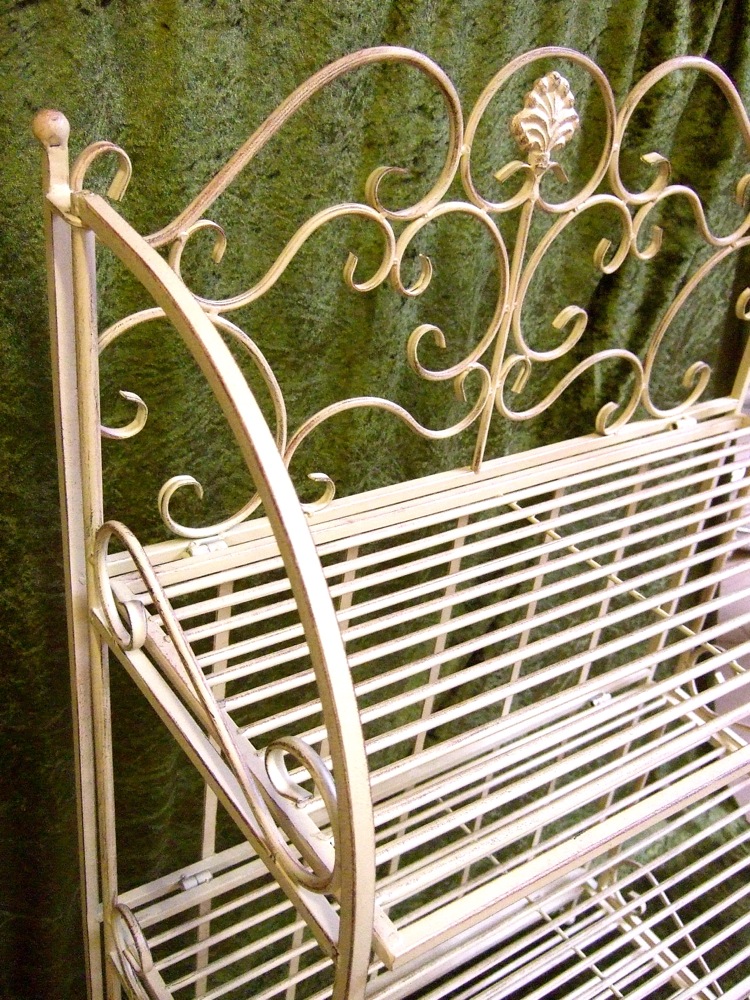 Regal für Bad oder Terrasse, Standregal in creme-weiß, aus Metall mit 3 Ablagen