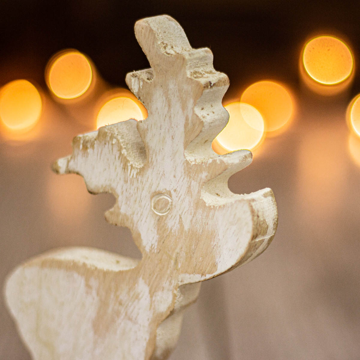 Skulptur, Rentier aus Holz, weiß, Tischdeko zu Weihnachten
