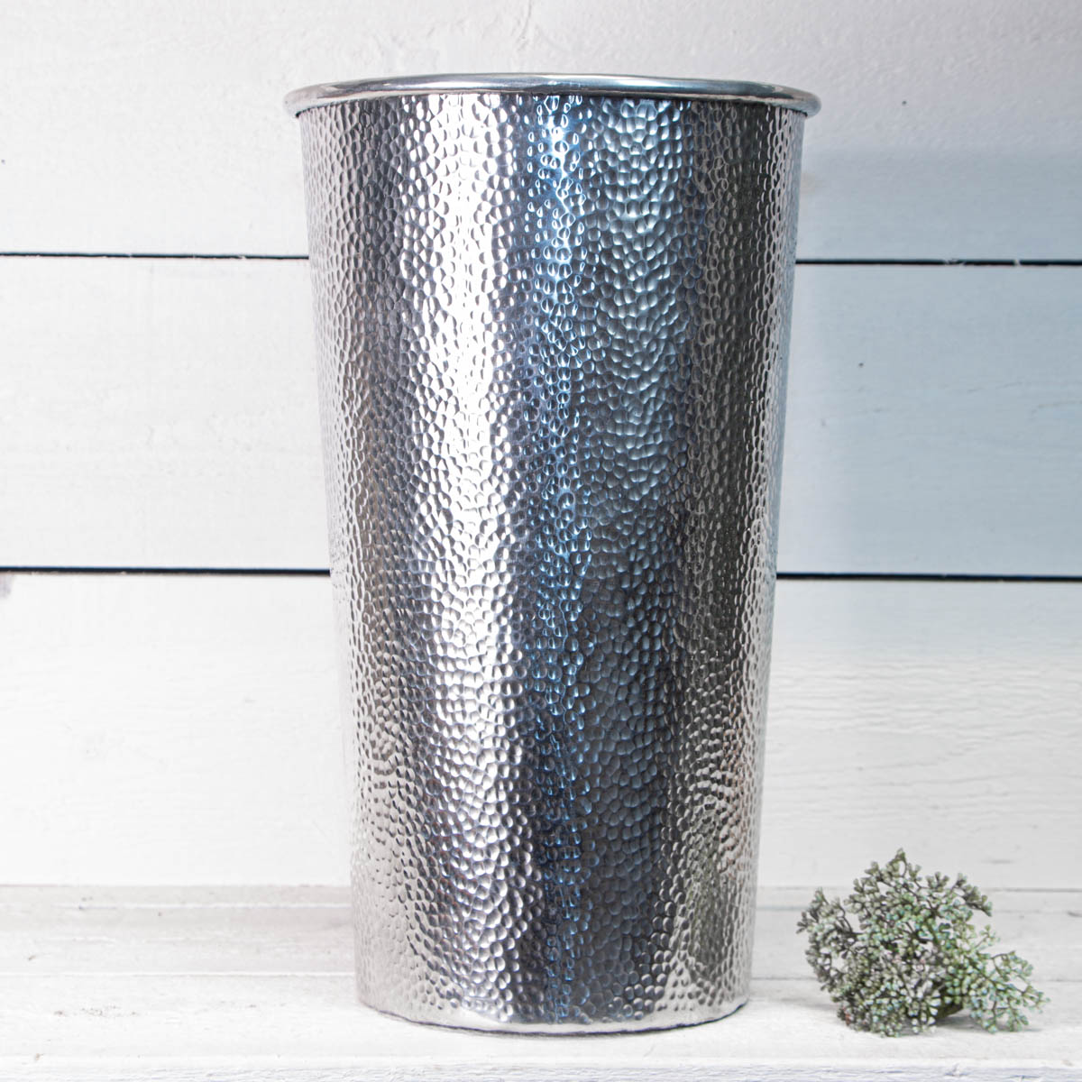 Hohe Vase gehämmert für Eingangbereiche und Böden | Aluminium, silber | H.74cm