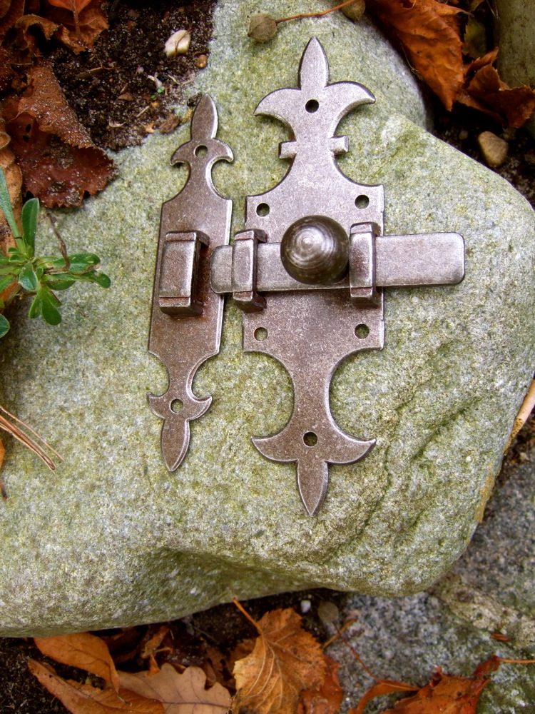 Schieberiegel, wie antike Türbeschläge als Verschluss für Möbel - Riegel