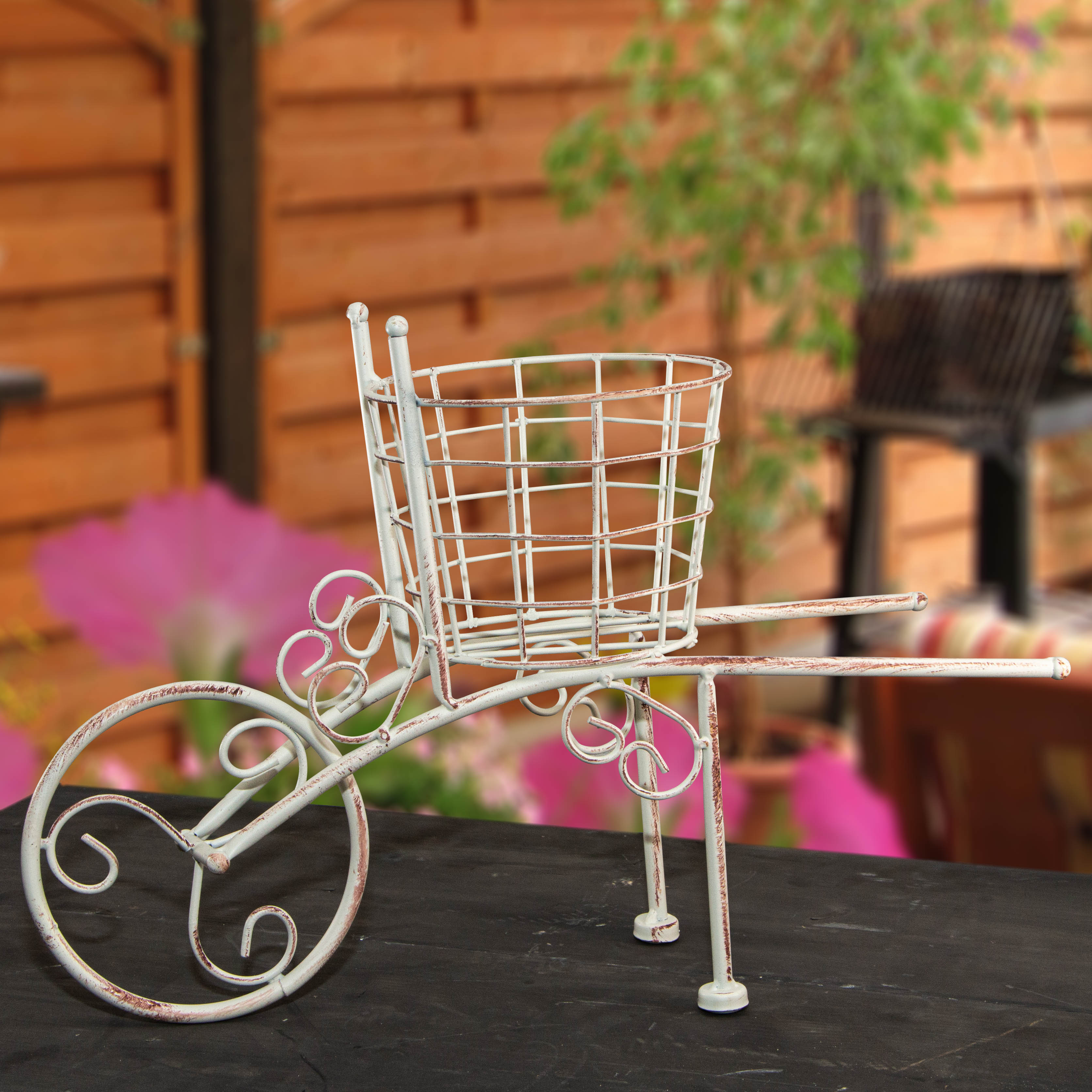 Filigrane Nostalgie-Schubkarre, Dekoration als Schubkarre, Balkondekoration