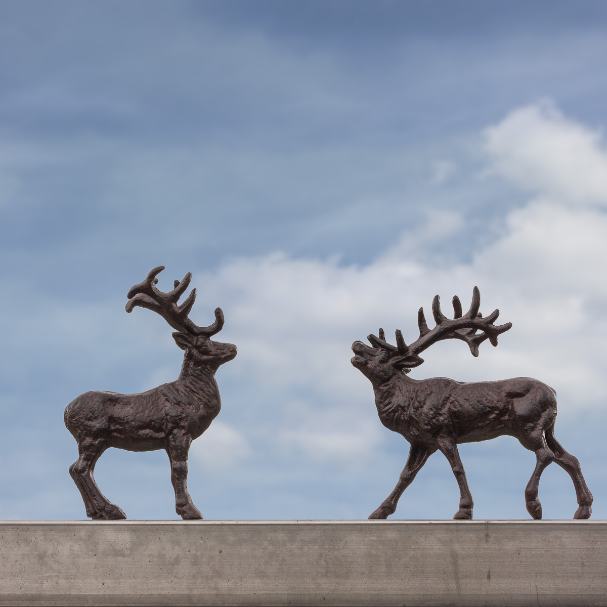 Zwei Hirsche, aus Gusseisen braunlackiert, Deko für Simse und Regale