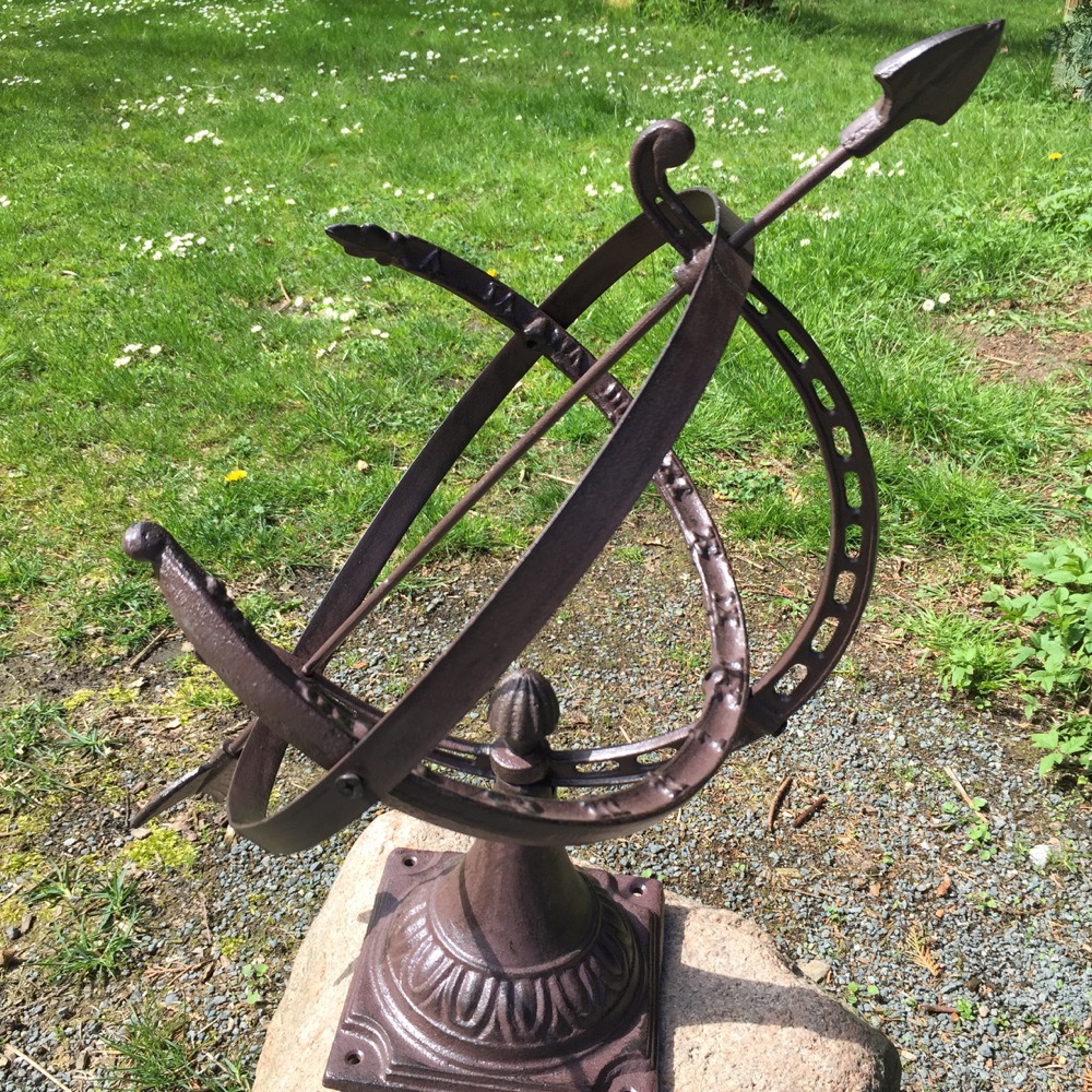 Landhaus Sonnenuhr, Dekoration Garten, Gartenuhr im Kolonialstil, Gartendeko