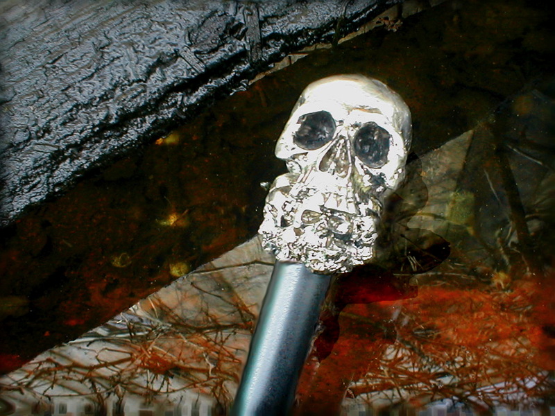Spazierstock Totenkopf augenfälliger Gehstock in der Szene Fantasy - Mittelalter