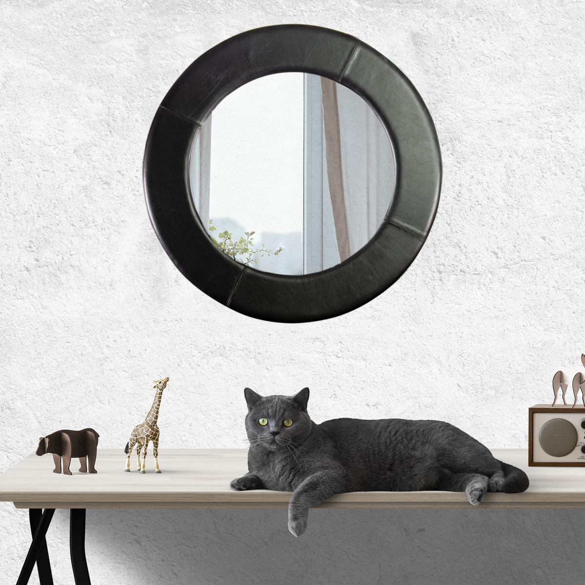 Ein wunderbarer Spiegel mit Rahmen aus echtem Leder, Rund, Schwarz