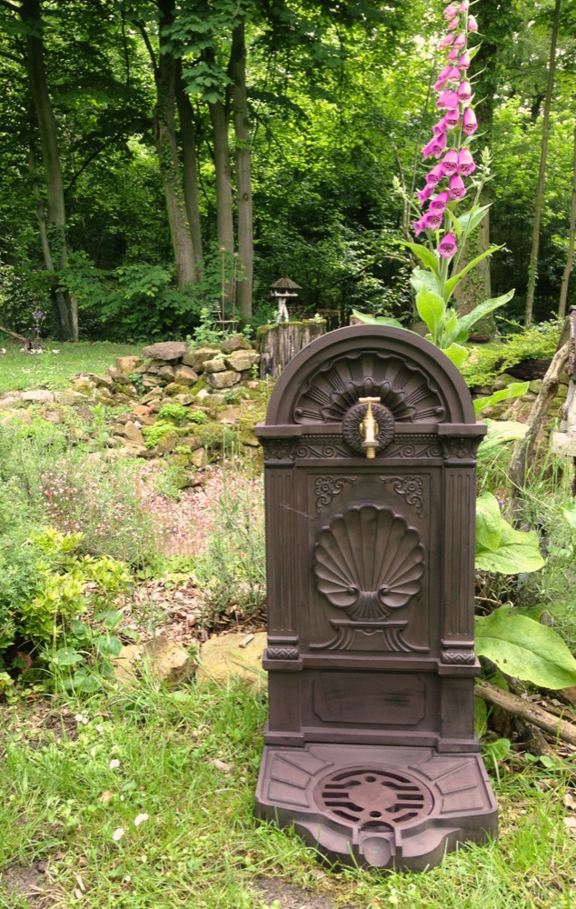 Standbrunnen als Garten-Brunnen, Landhaus Zapfsäule, Wasserzapfstelle mit Hahn
