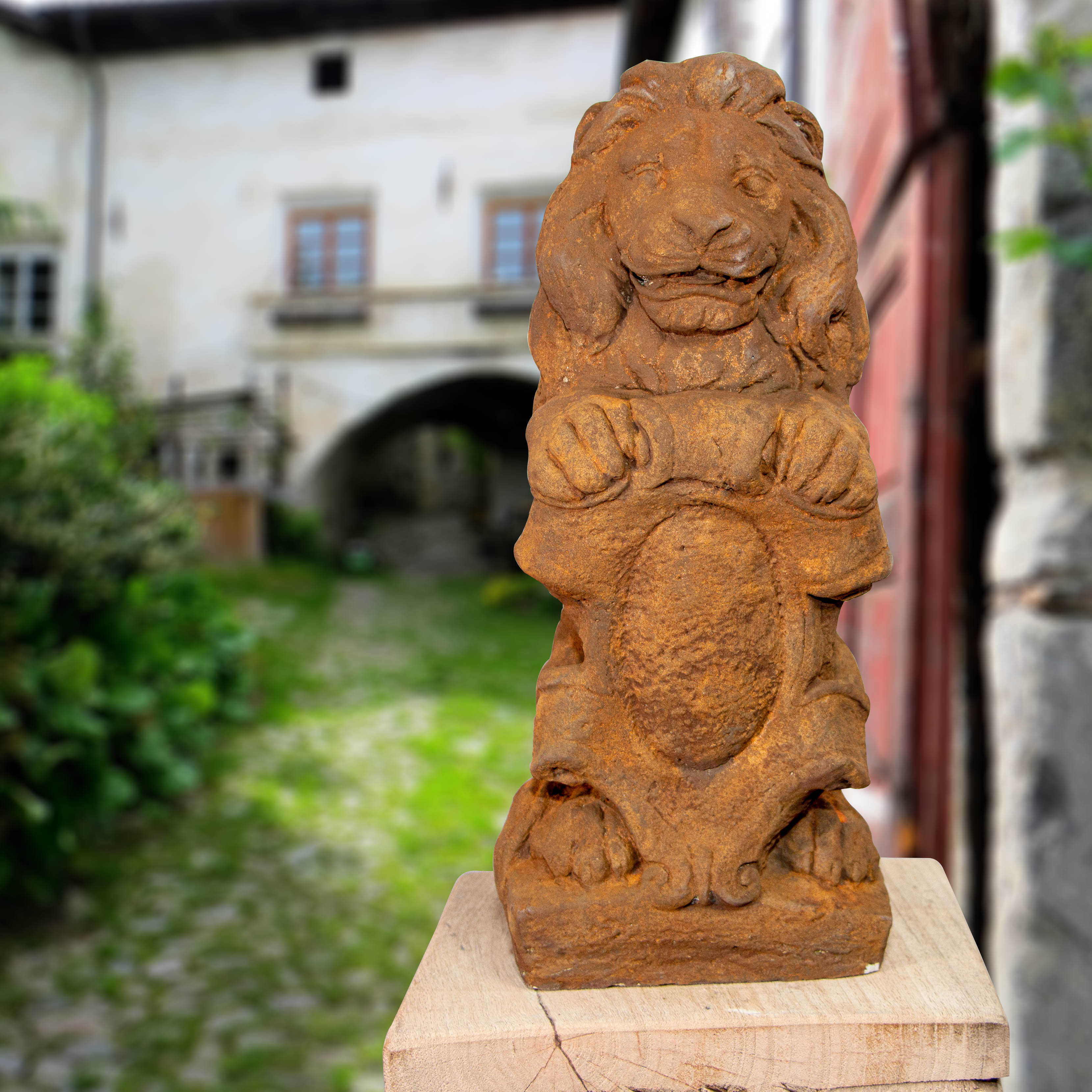 Steinlöwe mit Wappen, Rost-Optik, Figur, Mauerpfeiler, Skulpturen, Garten