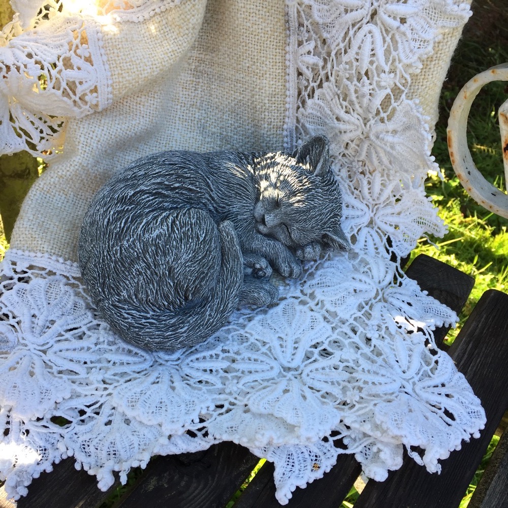 Katze kleines Kätzchen eingerollt - detailreiche Steinfigur Garten Tierfiguren