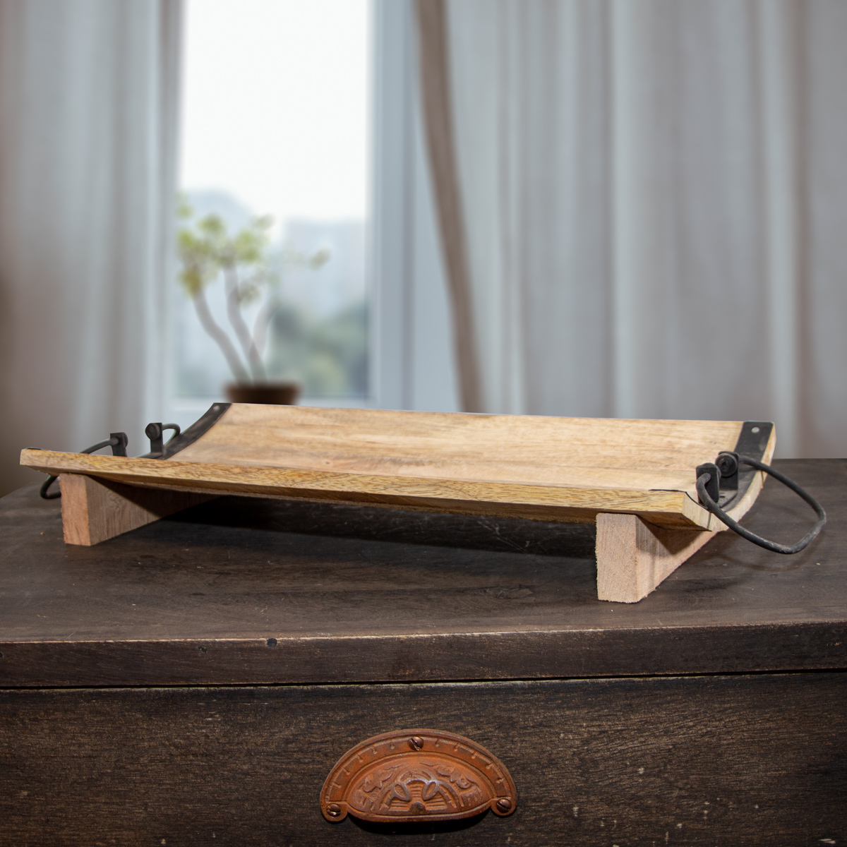 Tablett, rechteckig, flach, Holz, Eisenhenkel, Dekoration