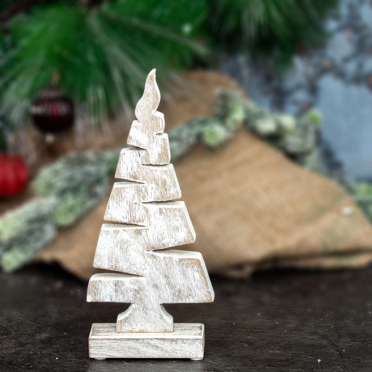 Skulptur, Tannenbaum aus Holz, weiß, Tischdeko zu Weihnachten