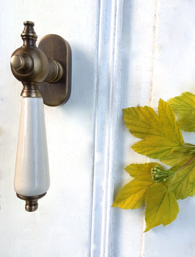 Fenstergriff, Fensterolive mit Porzellan-Griff, Landhausstil wie antik