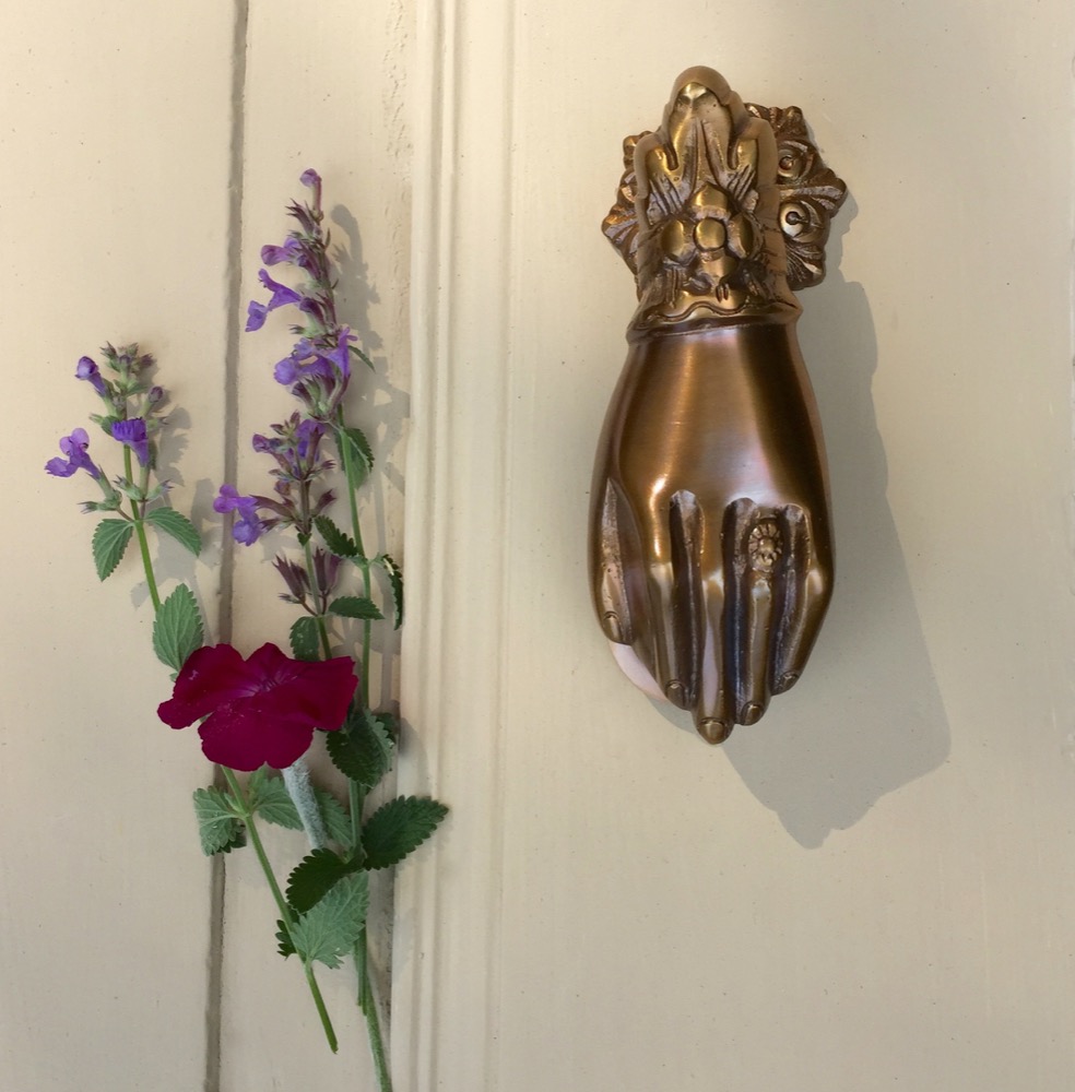 Türklopfer Hand aus Messing massiv patiniert, wie Antik Beschlag Klopfer Tür