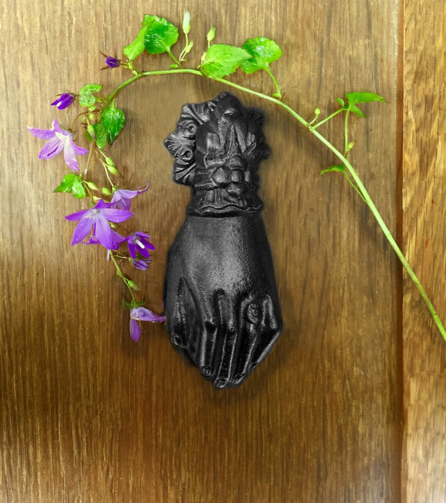 Türklopfer als Hand, Jahrhundertwende Türbeschlag Klopfer Gründerzeit Tür Antik