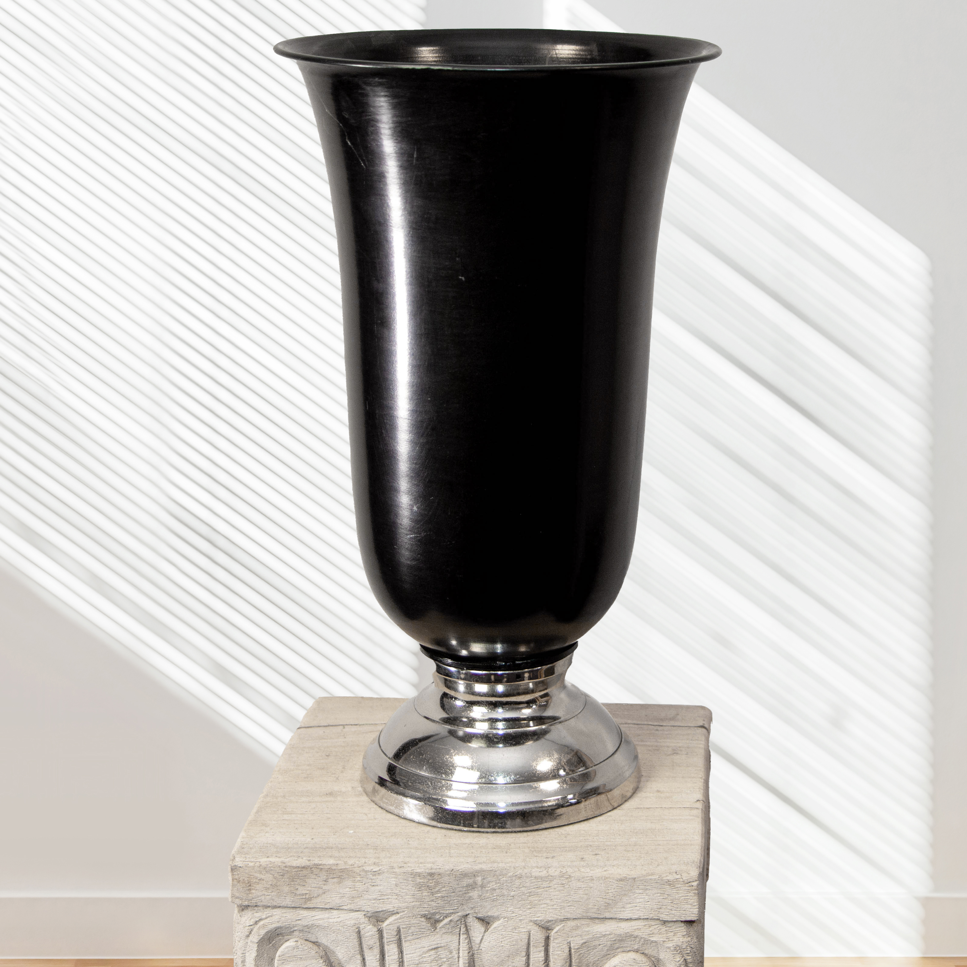 Pokalvase, Schwarz, mittelgroß, Eisen, Aluminium Fuss, Pokal, Dekoration