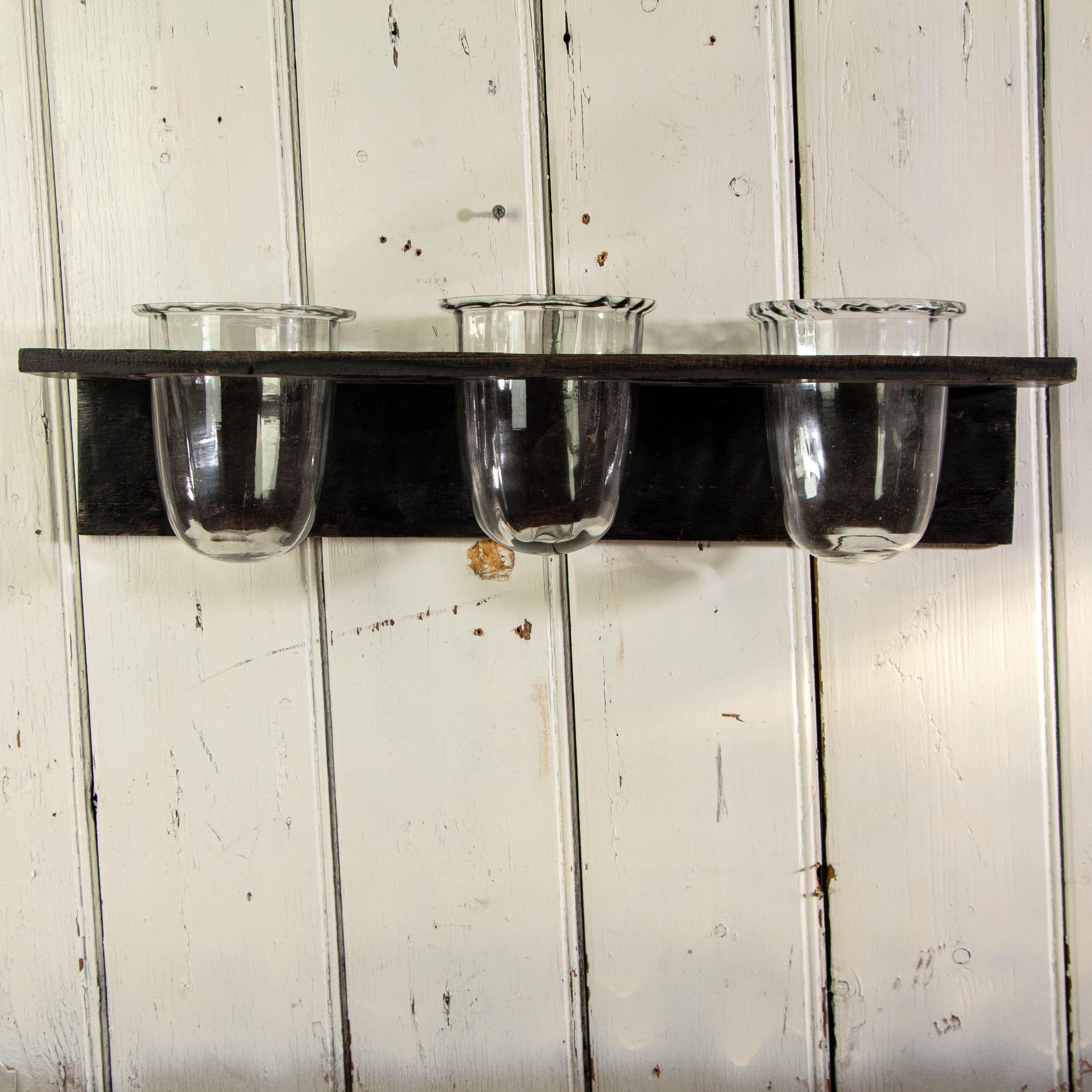 Vasenregal am Holzbrett, Braun, 3x Glasvasen, Dekoration