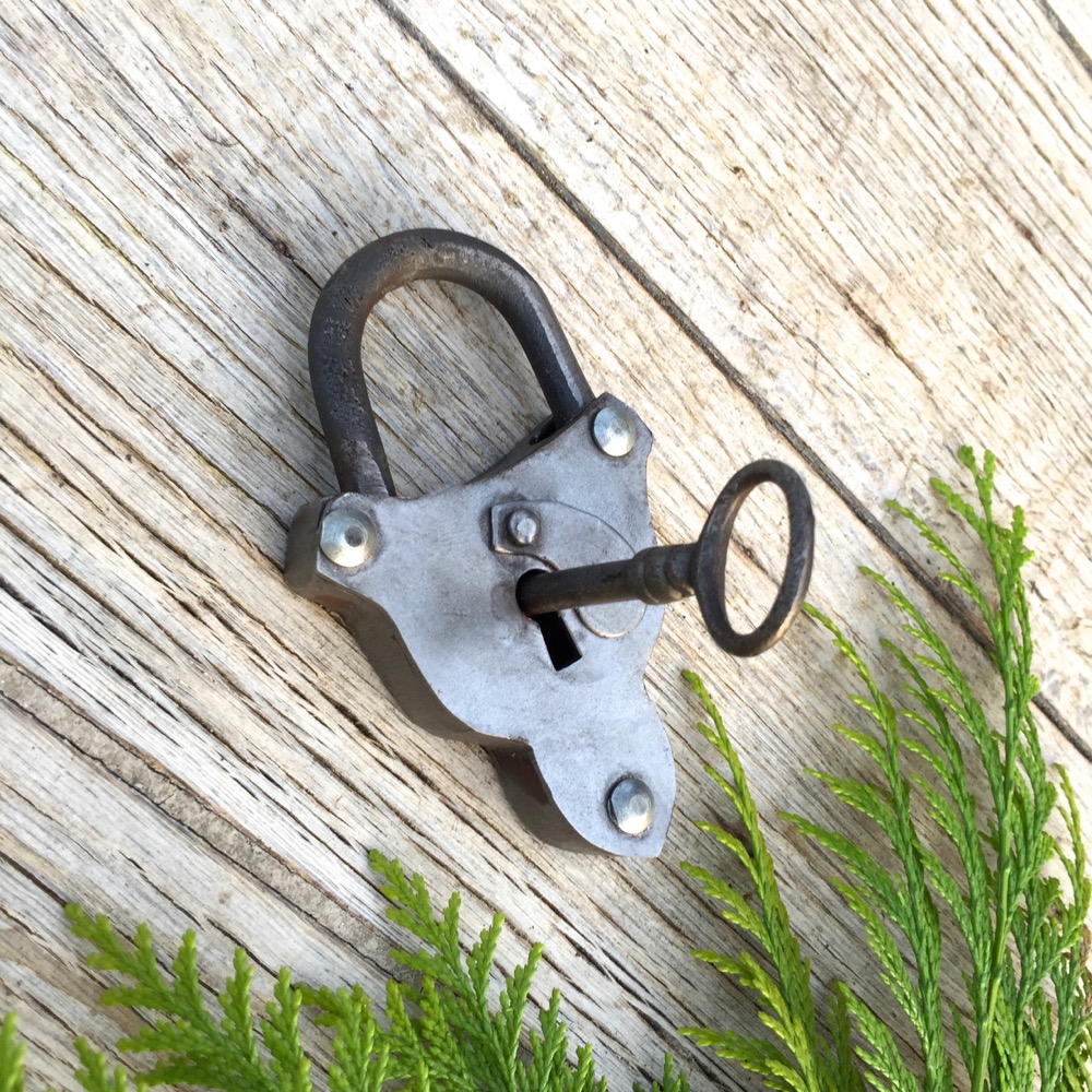 Vorhängeschloss als Herz, Verlobung -Schloss wie antik, Gartentor Mittelalter